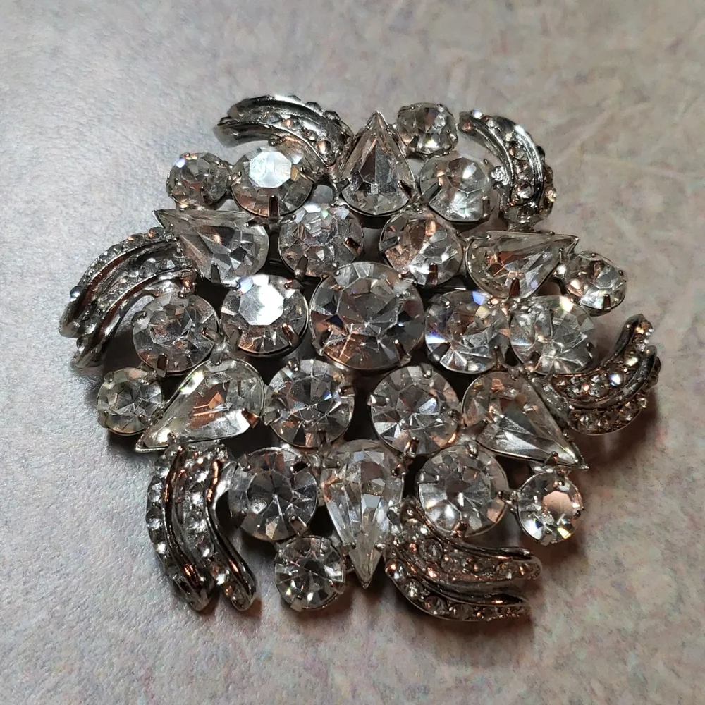Beautiful crystal brooch - Picture 1 of 5